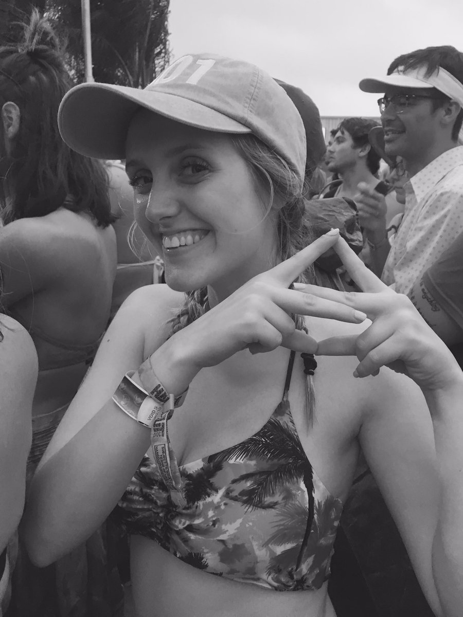 memphisalphagam's tweet photo. #AlphaGamSummer means music festivals &amp; reppin' AGD 😎☀️🌊 #AlphaGammaDelta https://t.co/0nnLiWHBeE