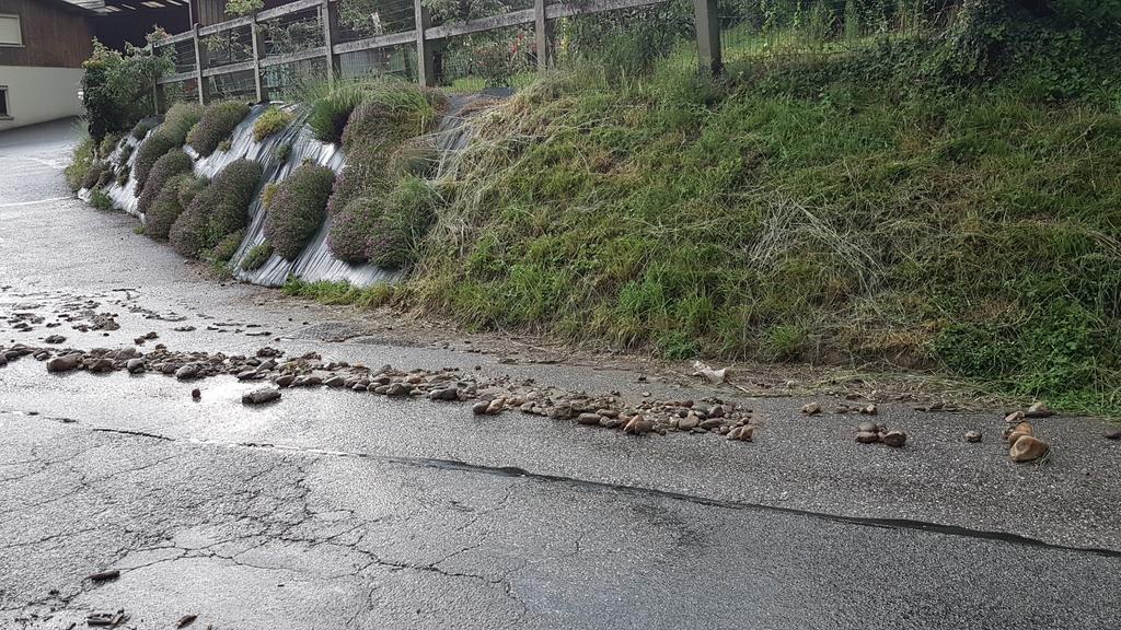 BenjaminCrewz's tweet photo. Des pierres plus grosses que des balles de tennis. D20 Ste Hélène du Lac dir. La Chavanne. #Meteo73 @VISOV1 https://t.co/rYxKJMXMHy