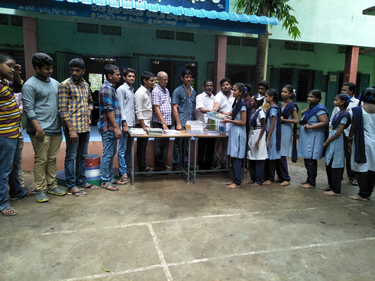 TeamPWA's tweet photo. వెదిరేశ్వరం గ్రామంలో ప్రభుత్వ పాఠశాల విద్యార్థులుకి పీపుల్ వెల్ఫేర్ ఆధ్వర్యంలో పుస్తకాలు పంపిణీ
#PWATeam https://t.co/8rSza6WmhF
