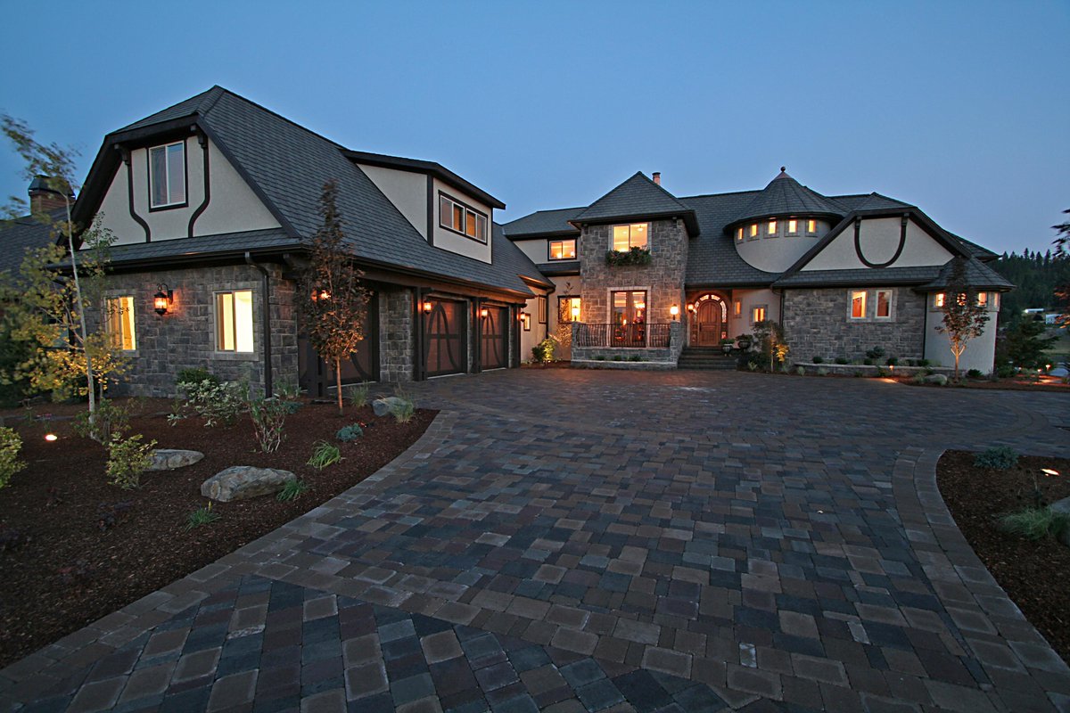 MonarchHomes_'s tweet photo. What does your exterior say? #monarchcustomhomes #monarchdifference #cda #idahome https://t.co/z34o7Wbgjh