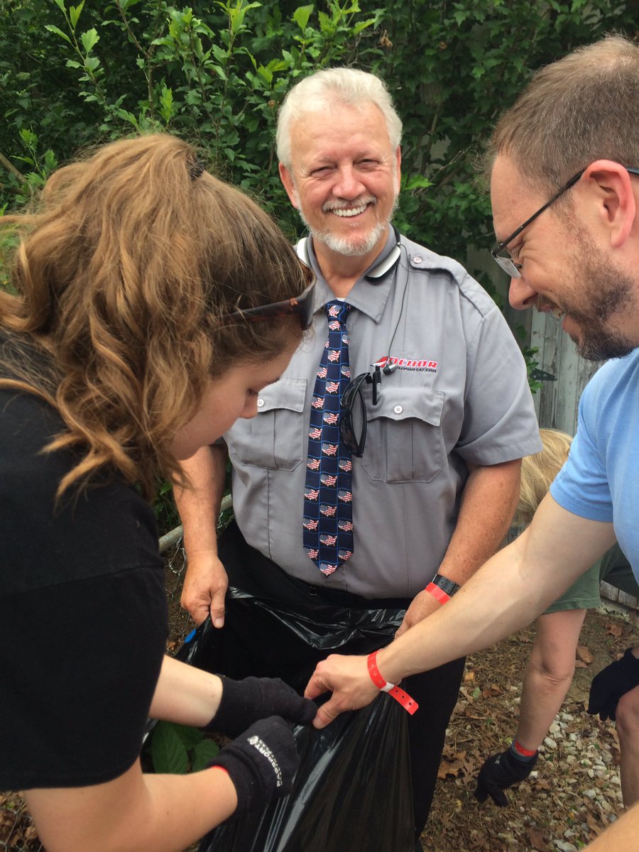 1voicechoir's tweet photo. Our fabulous bus driver Jeff is helping with the weeding this afternoon! https://t.co/H3VyjP5i4O