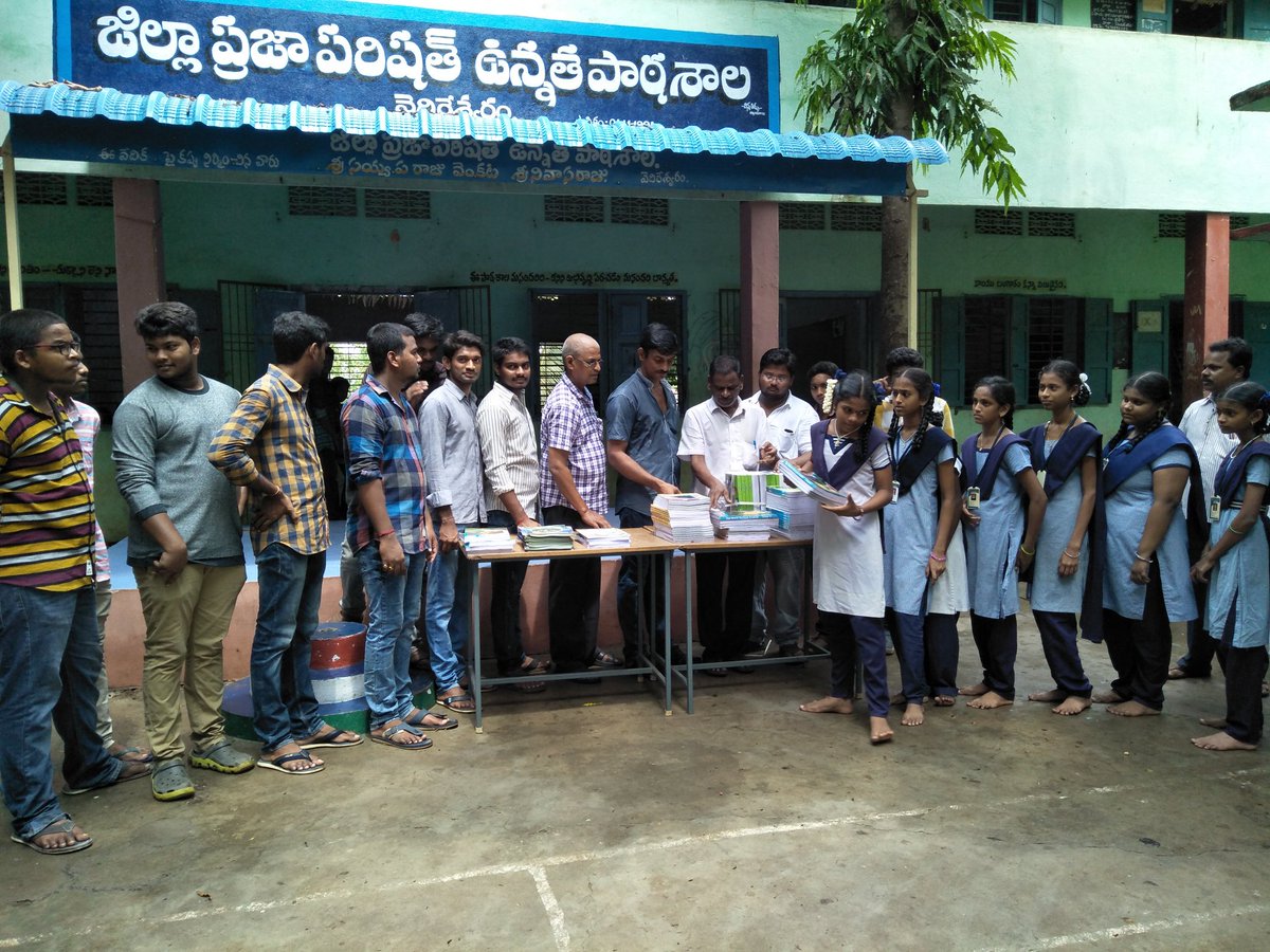 TeamPWA's tweet photo. వెదిరేశ్వరం గ్రామంలో ప్రభుత్వ పాఠశాల విద్యార్థులుకి పీపుల్ వెల్ఫేర్ ఆధ్వర్యంలో పుస్తకాలు పంపిణీ
#PWATeam https://t.co/8rSza6WmhF