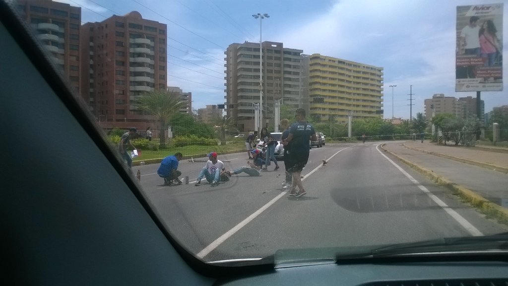 MissLecturas's tweet photo. @trafficPUERTO plantón camejo Octavio. Semáforo Peñón del faro https://t.co/j1nxexlCY1