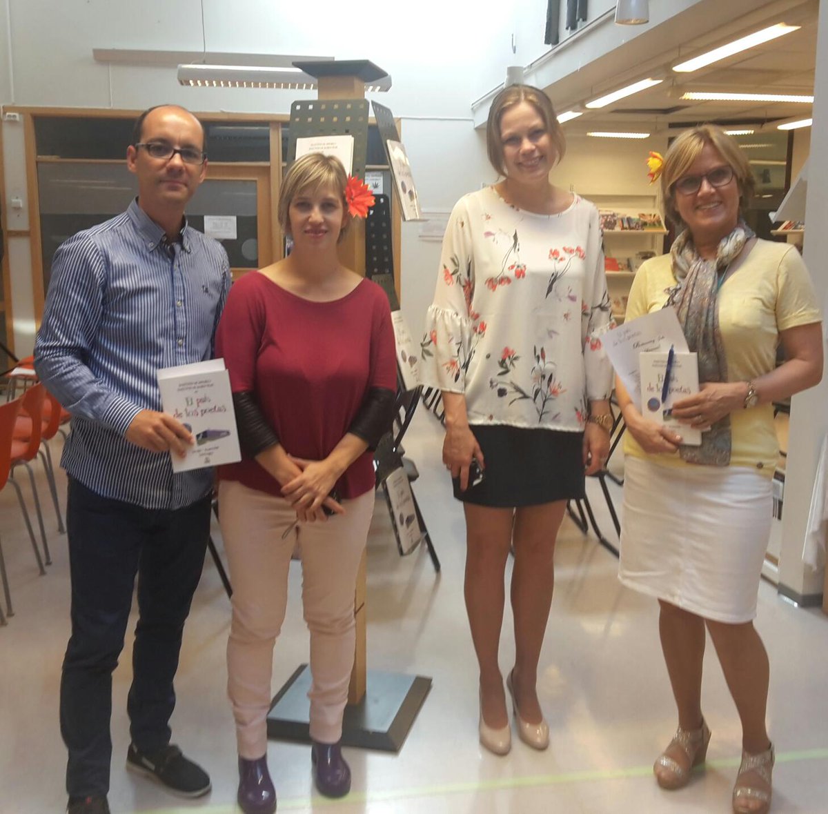 poetopiaORG's tweet photo. 😀📚Iniciamos el evento en la presentación del libro #ElPaisDeLosPoetas en #Noruega 
#akershus #fylkeskommune #Donski #Rosenvilde #Poetopia https://t.co/4TPPMgxQFF