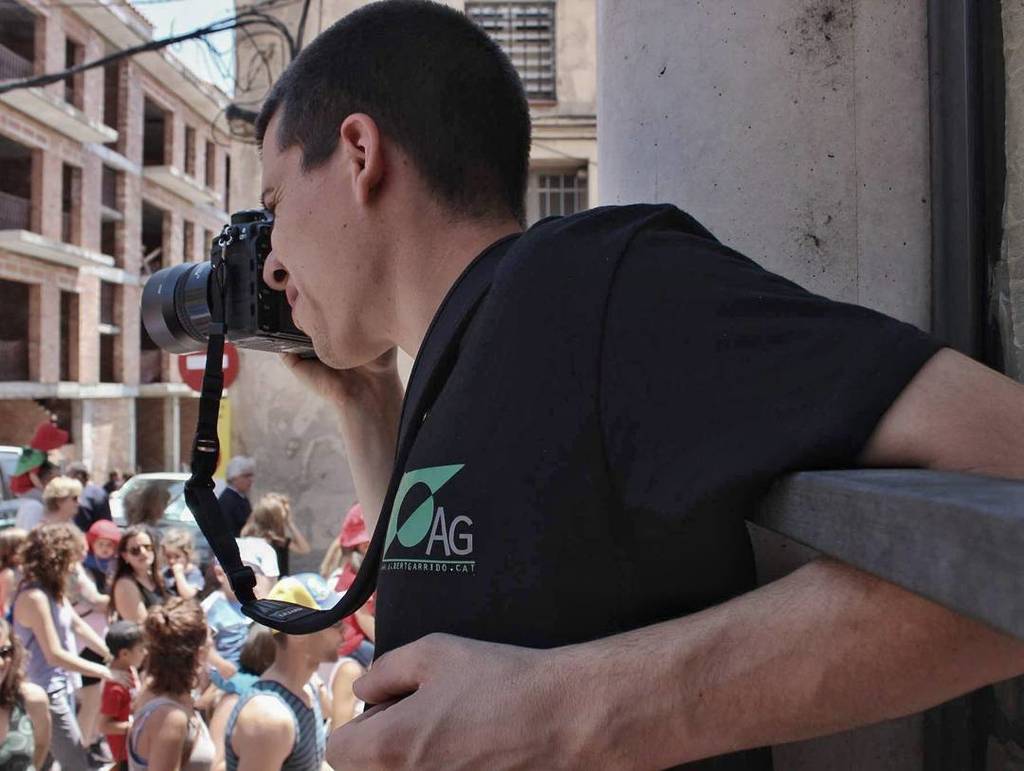 Si aquests dies em veieu pujant per les parets, no es que hagi begut massa barreja. Es que estic fent fotos. 
Foto dels companys de l'Aqui …