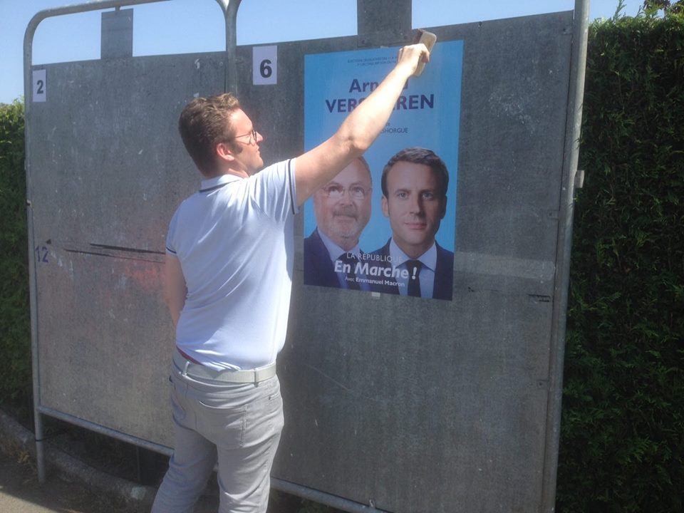 ArnVerspieren's tweet photo. Les panneaux officiels sont prêts. Reprise de nos séances de collage sous le soleil de la @Circo5907 ! 
#Croix #LaRépubliqueEnMarche https://t.co/rjLJ6SkXPO
