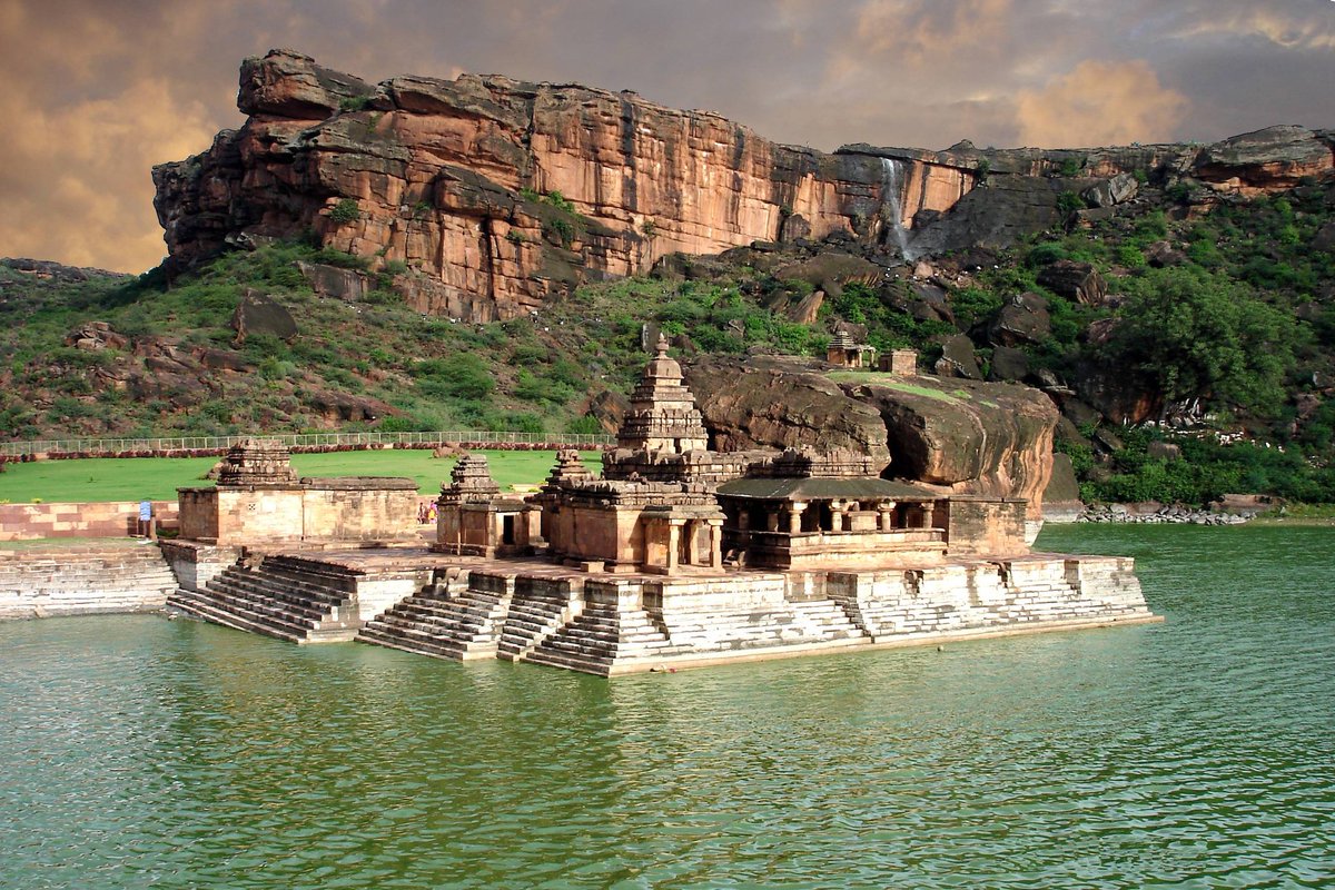 _ugra_'s tweet photo. #WalkToTemple Bhutanatha Chalukya Temple, Badami, Karnataka. https://t.co/bMzC9U3Aje