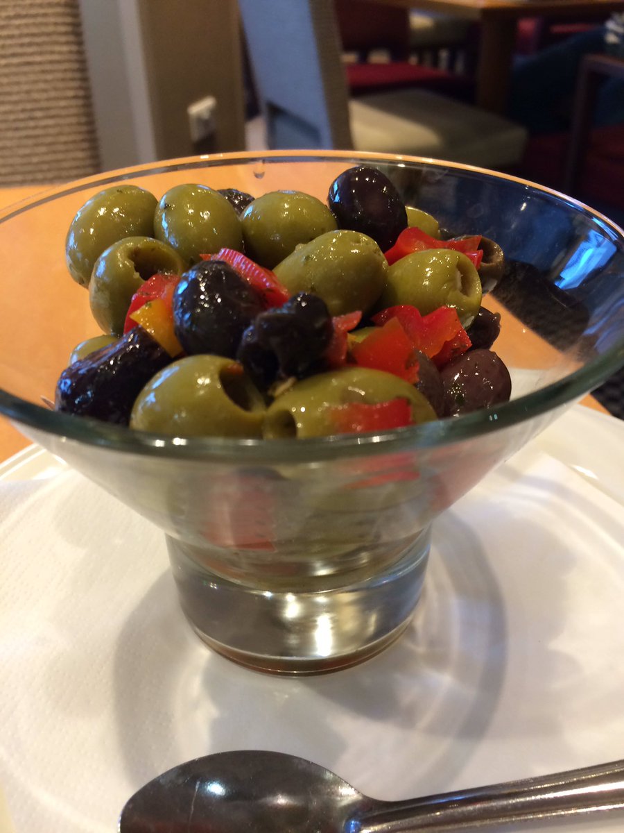 practicemoment's tweet photo. That's a generous side order of olives @HolidayInn #foroneperson ! https://t.co/yX5Jq6QEnE