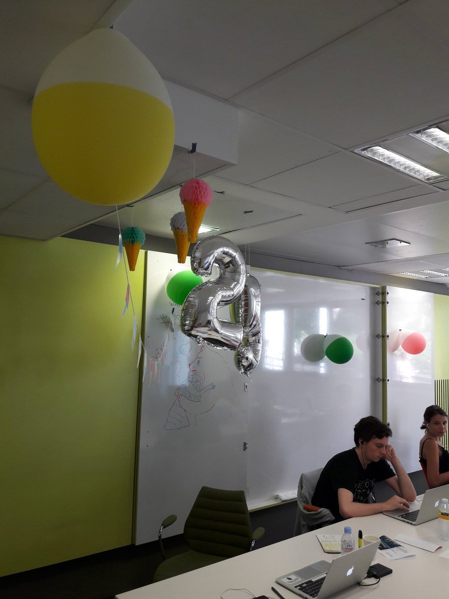 psl_pepite's tweet photo. Au #PSL_Lab, espace de coworking de @psl_univ, nous savons fêter les anniversaires comme il se doit.Bon anniversaire à Antoine de @COCY_mag https://t.co/wB8KvK1xdX