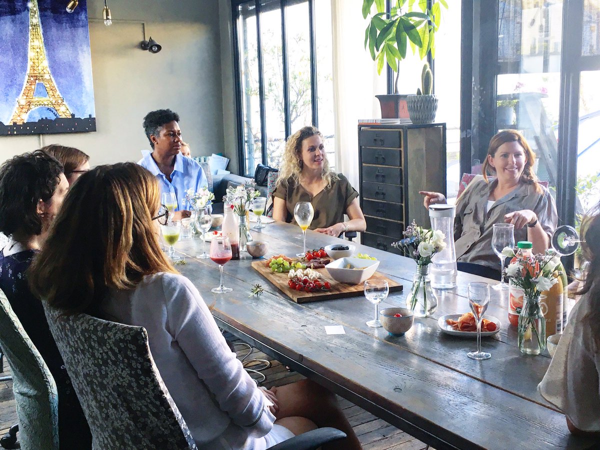 Hellobank_fr's tweet photo. #StreetFood, gastro-bio et California Dream, hello @KrisCooks en direct de la Masterclass #OneMinuteProject chez @My_Little_Paris https://t.co/rS6l3LKHws
