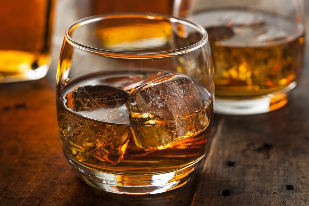 100BarKitchen's tweet photo. It's #NationalBourbonDay! Order a nice Bourbon drink from the bar today to go with your great meal! https://t.co/n3Xop7dHHu