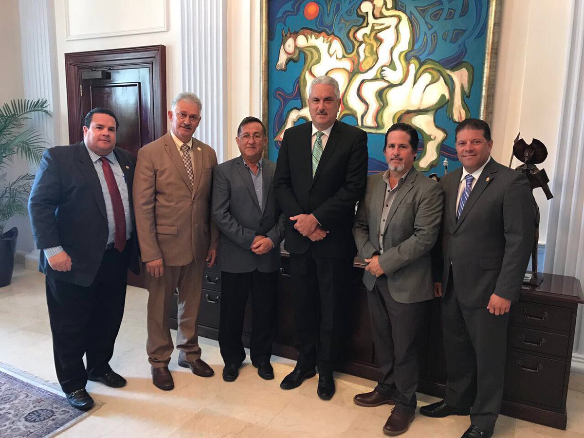 En el día de hoy reunido junto a mi amigo y Presidente del Senado <a href="/trschatz51/">Thomas Rivera Schatz</a> y los senadores de distrito <a href="/luisberdiel51/">Luis Berdiel</a> y Nelson Cruz.