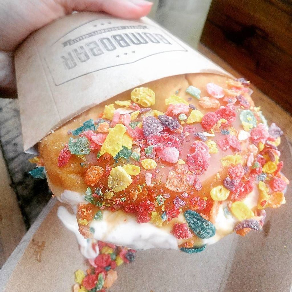 starburstt's tweet image. Fruity-pebbled gelato-bombolino'd sandwich time! #bombobar