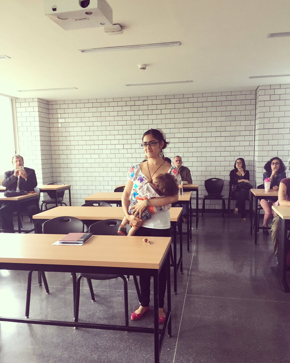 tesiture's tweet photo. Esta foto de Amanda rindiendo protesta como Lic. en Sociología y amamantando a su hija, es lo más bonito que van a ver hoy. https://t.co/fjWSn6wjfi