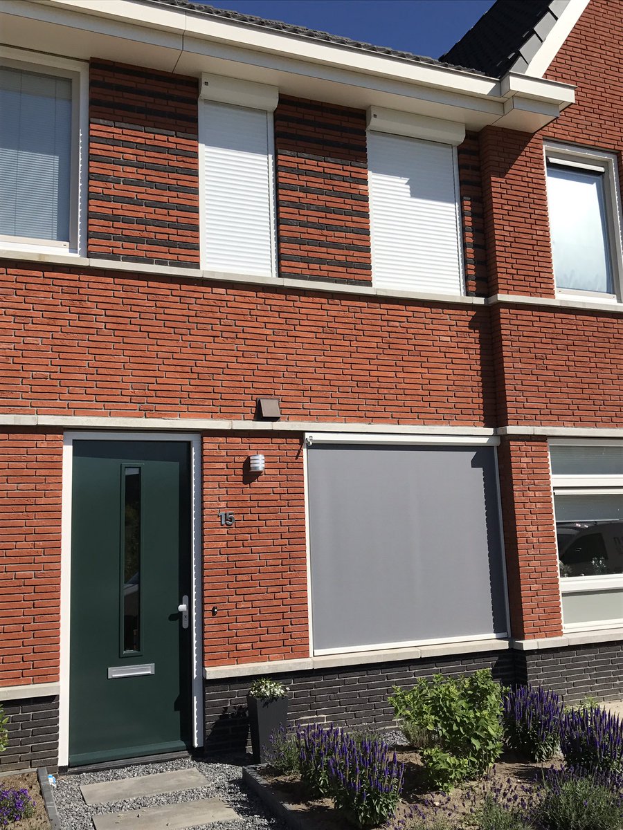 Vandaag weer een heerlijke dag voor #rolluiken en #screens. #ambiance #zipscreen #terrasscherm