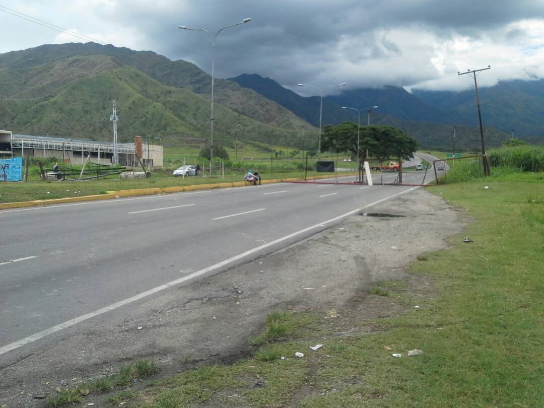 AndrewsAbreu's tweet photo. #AHORA 2:30pm No hay acceso a San Diego por Tulipán. Levantaron cerca metalica. Vía @Heberlizeth https://t.co/H4KuD5OzgR