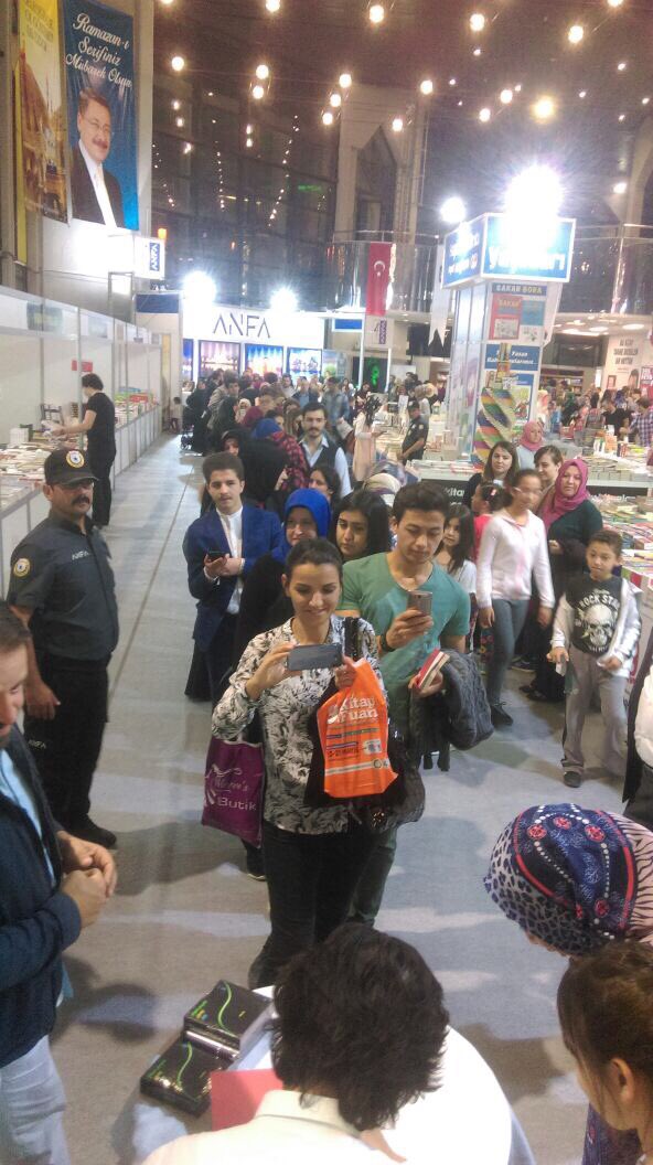 profilkitap's tweet photo. Serdar Tuncer bugün "Anfa Kitap Günleri"nde kitaplarını imzalıyor. https://t.co/0zxm0JTNBO