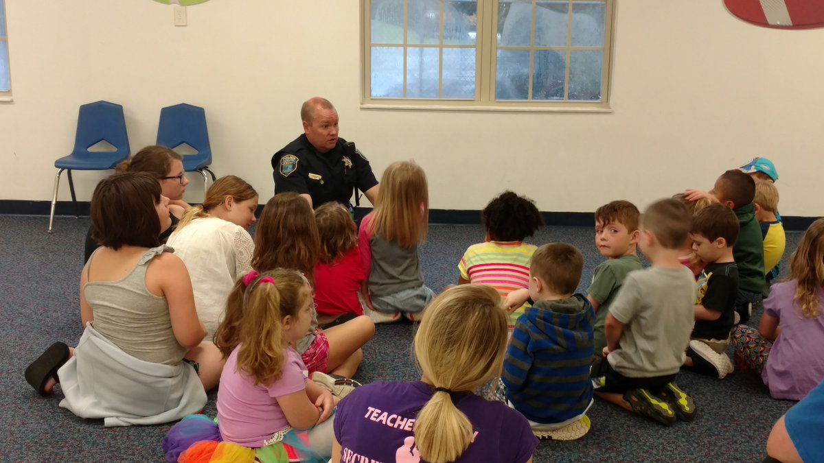 HamiltonTwpPD's tweet photo. Ofc. Wall &amp; Workman hanging out @RainbowCCC today reading books and having fun! https://t.co/6YOQGgaoYc