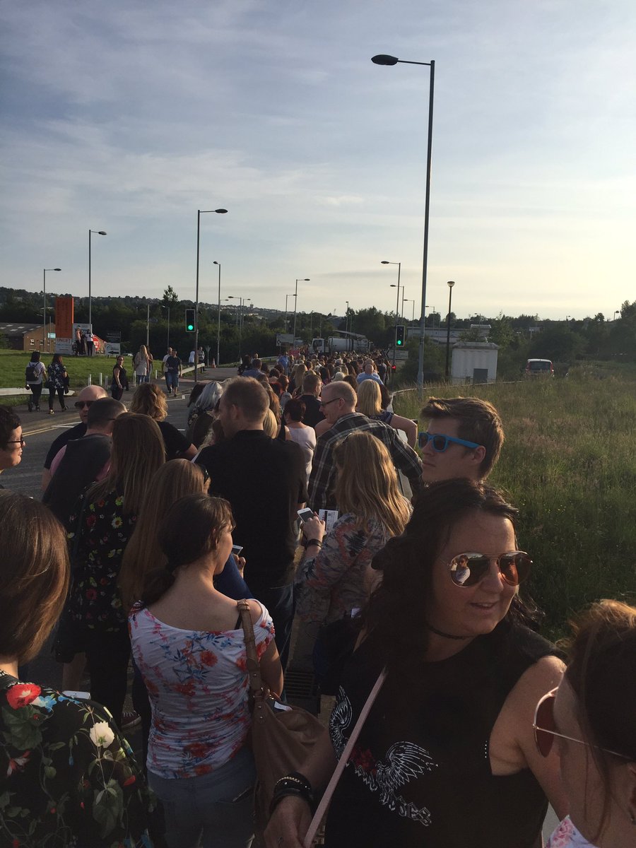 Jess1979_123's tweet photo. 7:50pm queues at liberty stadium. Crazy #takethat https://t.co/ROUF5uJ3uD