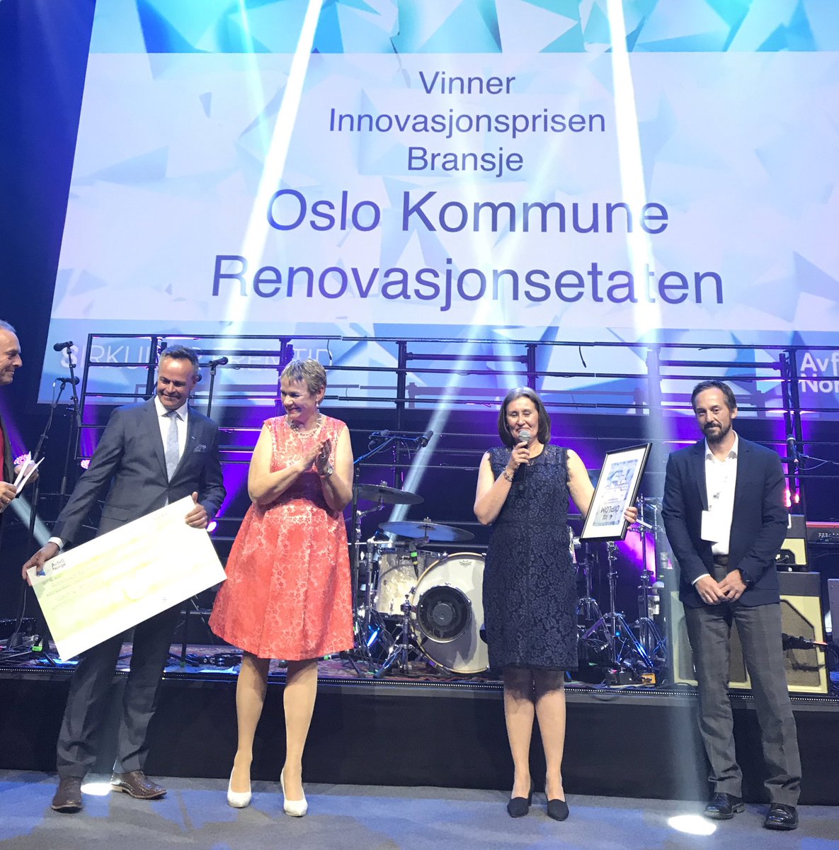 AvfallNorge's tweet photo. Gratulerer @kildesortering med Avfall Norges Innovasjonspris! Ombruksstasjonene i Oslo har sendt 195 tonn møbler, bøker og annet til ombruk! https://t.co/uWc2kkAJXY