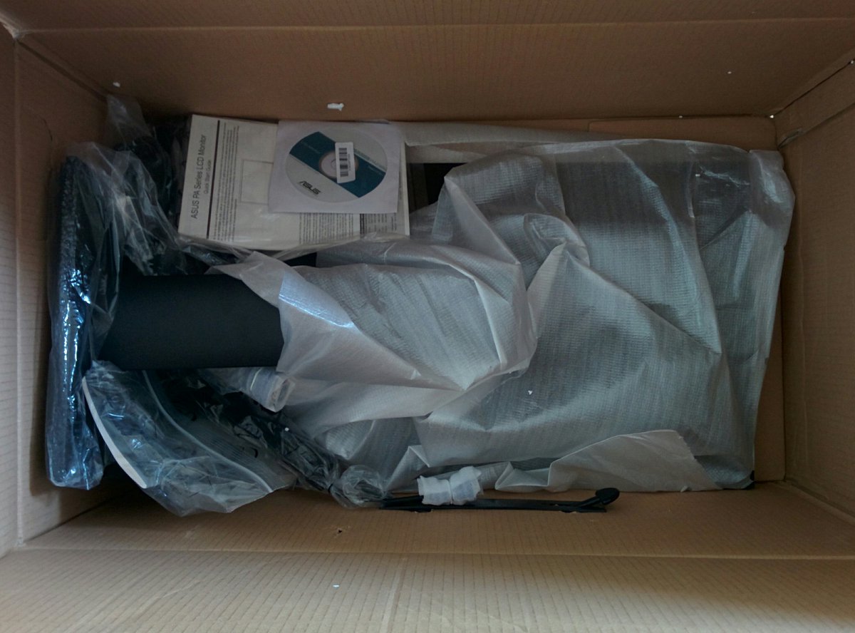 zeroutine's tweet photo. Ich kaufe bei @AmazonHelp einen Monitor im Wert von 163 Euro und er wird in einen Karton geworfen und auf gut Glück versendet. Im Ernst? https://t.co/ELGMrrYNef