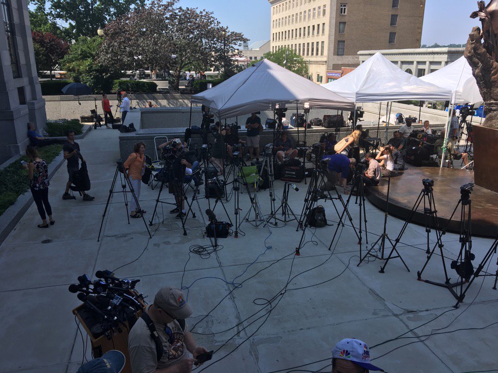 BGordonFox29's tweet photo. Cosby stunner: jury now re-hearing 300pgs of Constand testimony on alleged attack. No verdict in sight. @FOX29philly https://t.co/4qjuX18Ndx