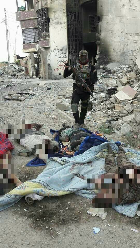 Hashd_Shaabi_iq's tweet photo. بالصور | جثث عناصر تنظيم #داعش الارهابي الذين تم قتلهم من قبل القوات الامنية العراقية بعد استدراجهم الى منطقة الدندان بايمن مدينة #الموصل https://t.co/XUILCUgXDT