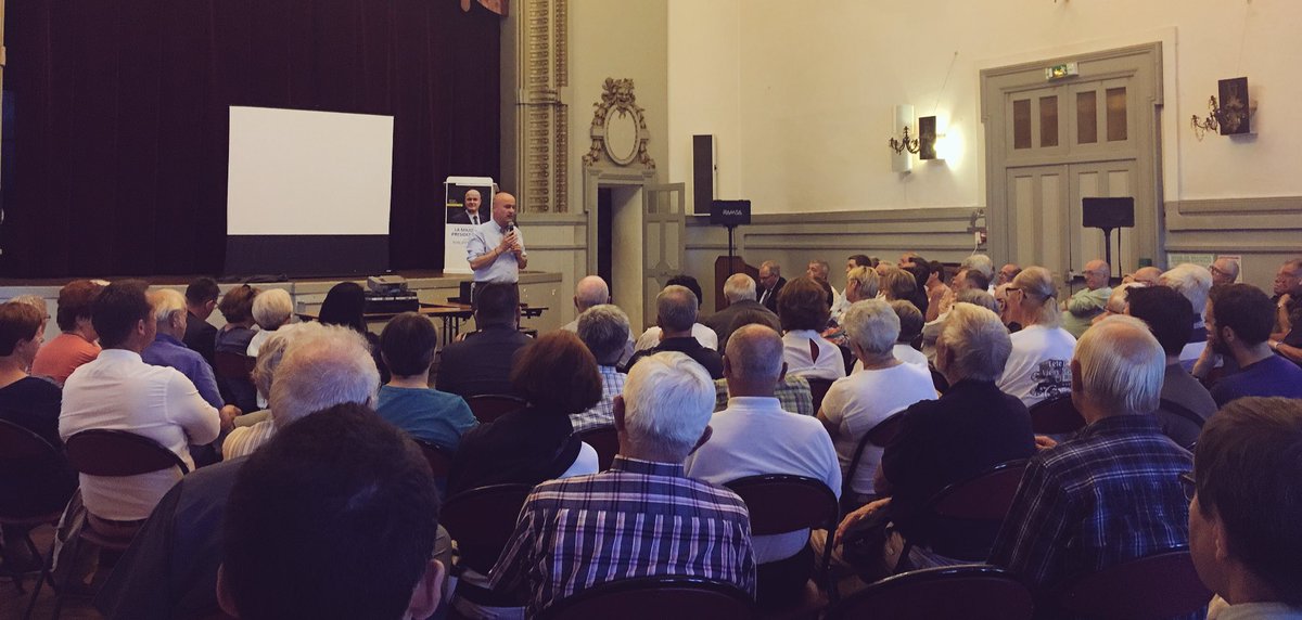 Une centaine de personnes présentes à #Auray et mobilisées pour nous porter jusqu'à la victoire dimanche 🇫🇷🚀!