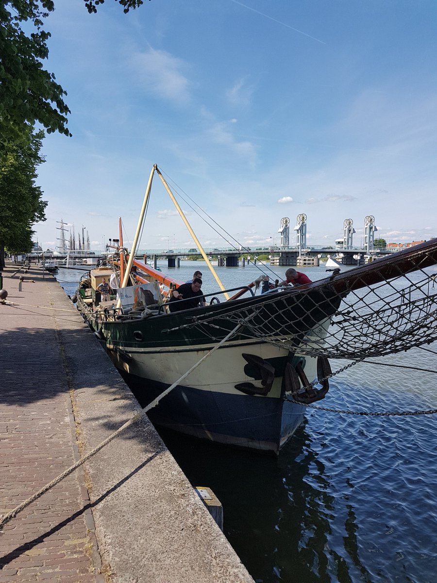 Met man en macht de masten hijsen!