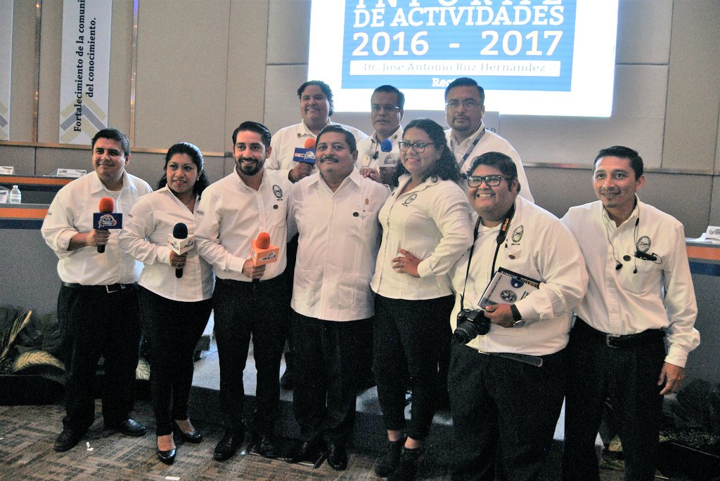 radiodelfin's tweet photo. Integrantes de @radiodelfin 88.9 FM con el rector Dr. José Antonio Ruz Hernández después de rendir el #CuartoInformeUNACAR 🐬 https://t.co/86WuSQm4Rb