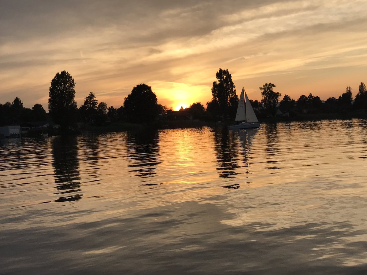successtrim's tweet photo. Mein Fahrschüler hat den Sonnenuntergang noch voll erlebt- euch kann ich nur noch den Teiluntergang bieten.. #bootfahrenlernen https://t.co/teWzm2ZpWU