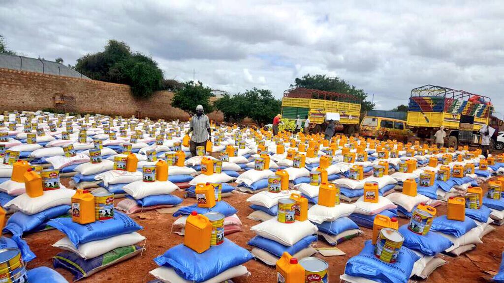 jeromejarre's tweet image. REMEMBER LITTLE &quot;MUNA&quot;? 😍 
WE&apos;VE DELIVERED A NEW 60&apos;TONS OF FOOD IN HER CAMP IN MOGADISHU 💙 STILL JUST THE BEGINNING. #LOVEARMY