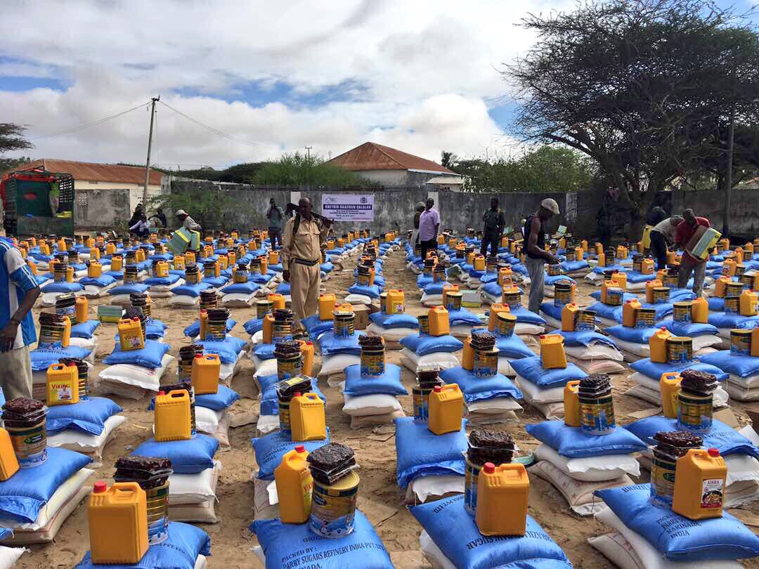 jeromejarre's tweet image. REMEMBER LITTLE &quot;MUNA&quot;? 😍 
WE&apos;VE DELIVERED A NEW 60&apos;TONS OF FOOD IN HER CAMP IN MOGADISHU 💙 STILL JUST THE BEGINNING. #LOVEARMY