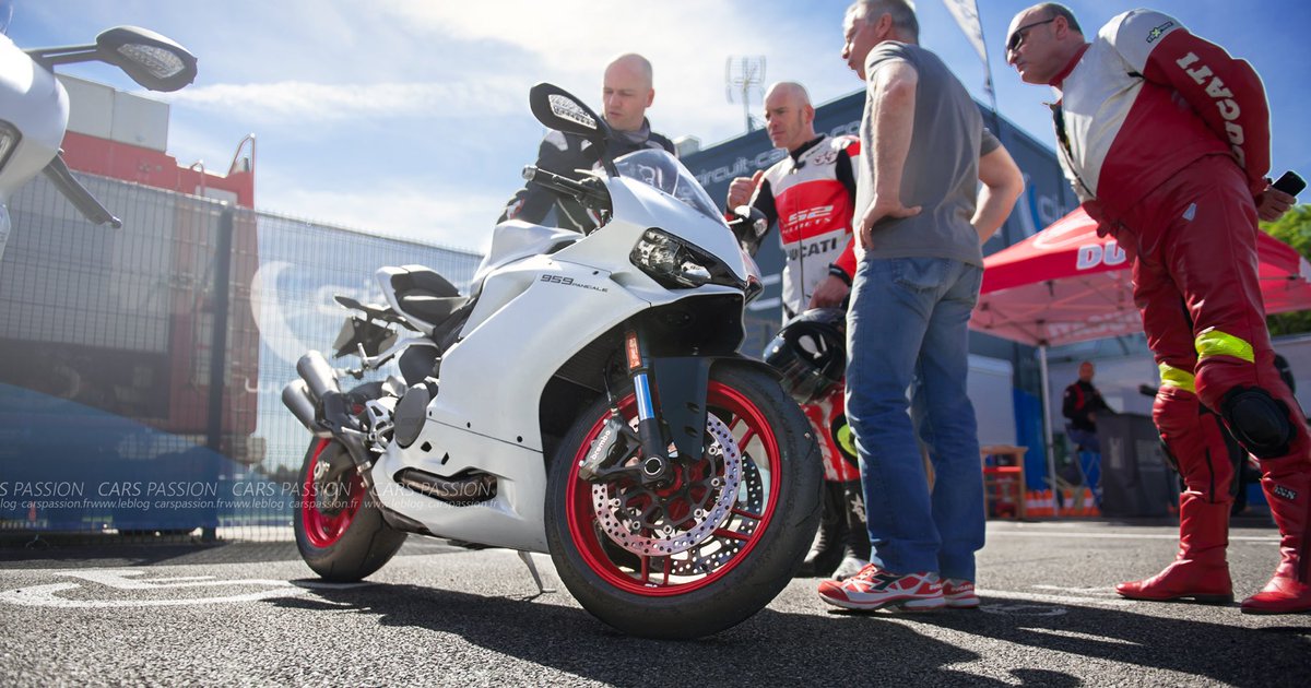 On surkiff la moto en regardant 😎✌️<a href="/HighSideTheShow/">High Side</a> sur <a href="/RMCDecouverte/">RMC Découverte</a>