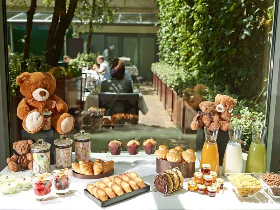 A4. I have a list of hotels that roll out the red carpet for children!  Here's the children's buffet <a href="/HCollectionneur/">Hotel Collectionneur</a> provides! #twchats