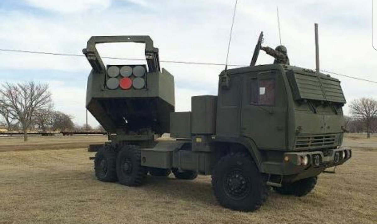 SuriyeHbrAjansi's tweet photo. ABD, Suriye'nin Ürdün sınırı yakınındaki #Tenef'teki üssüne 300 km menzili roket sistemi HIMARS konuşlandırdı. https://t.co/nfXIuAvzqh
