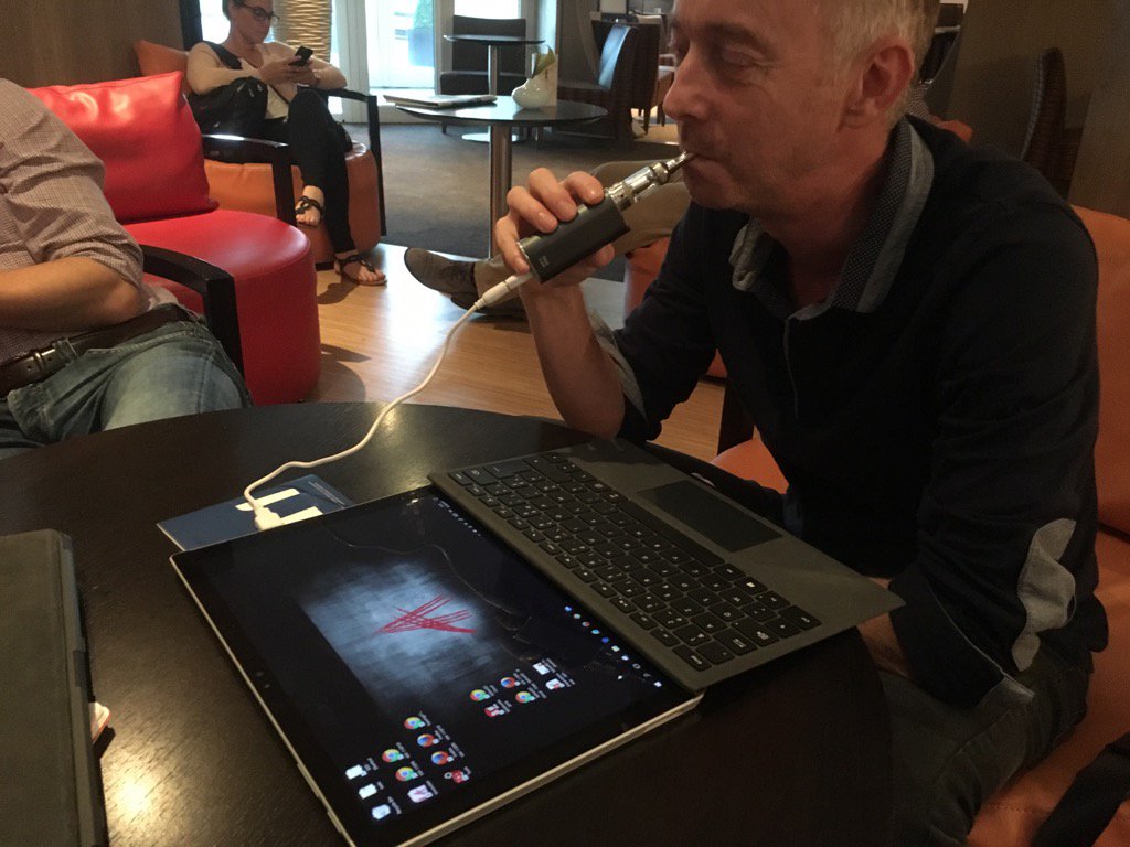 StephaneGuigna1's tweet photo. Dernière addiction à la mode, fumer du logiciel https://t.co/RQtBiHpjx3