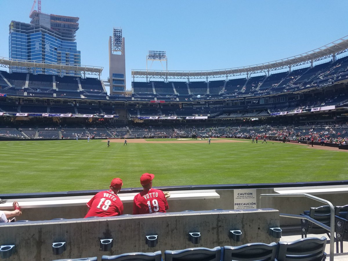 FriarDompod's tweet photo. We are live for Game 3 of @Padres vs @Reds #SweepPlease https://t.co/vQxGmrrMg7