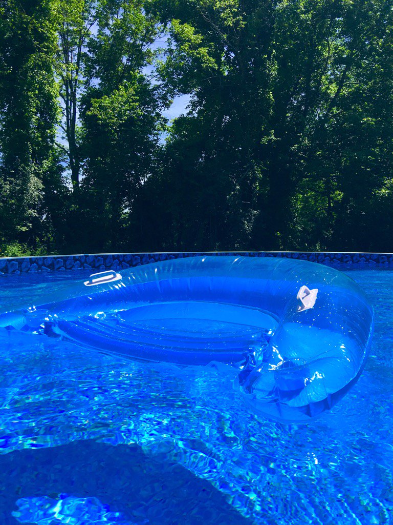 MelodiePariseau's tweet photo. My favorite float for reading a good book in. #OSJoblot $6.99 lol. 😁🙌🏼☀️ https://t.co/YSlRath4qB