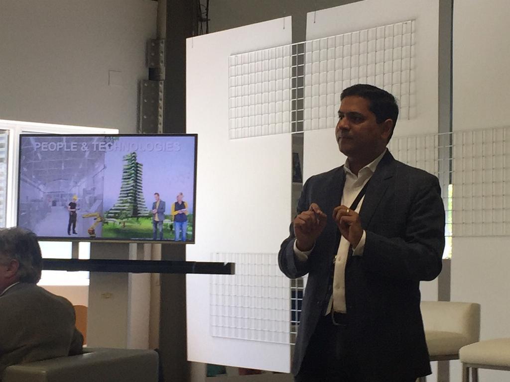 MichelHuy's tweet photo. .@hvbhatt @Movinonconf  brings smart cities and manufacturing together on smarter conversations #ROKAutomation https://t.co/8BHYhPcWXN