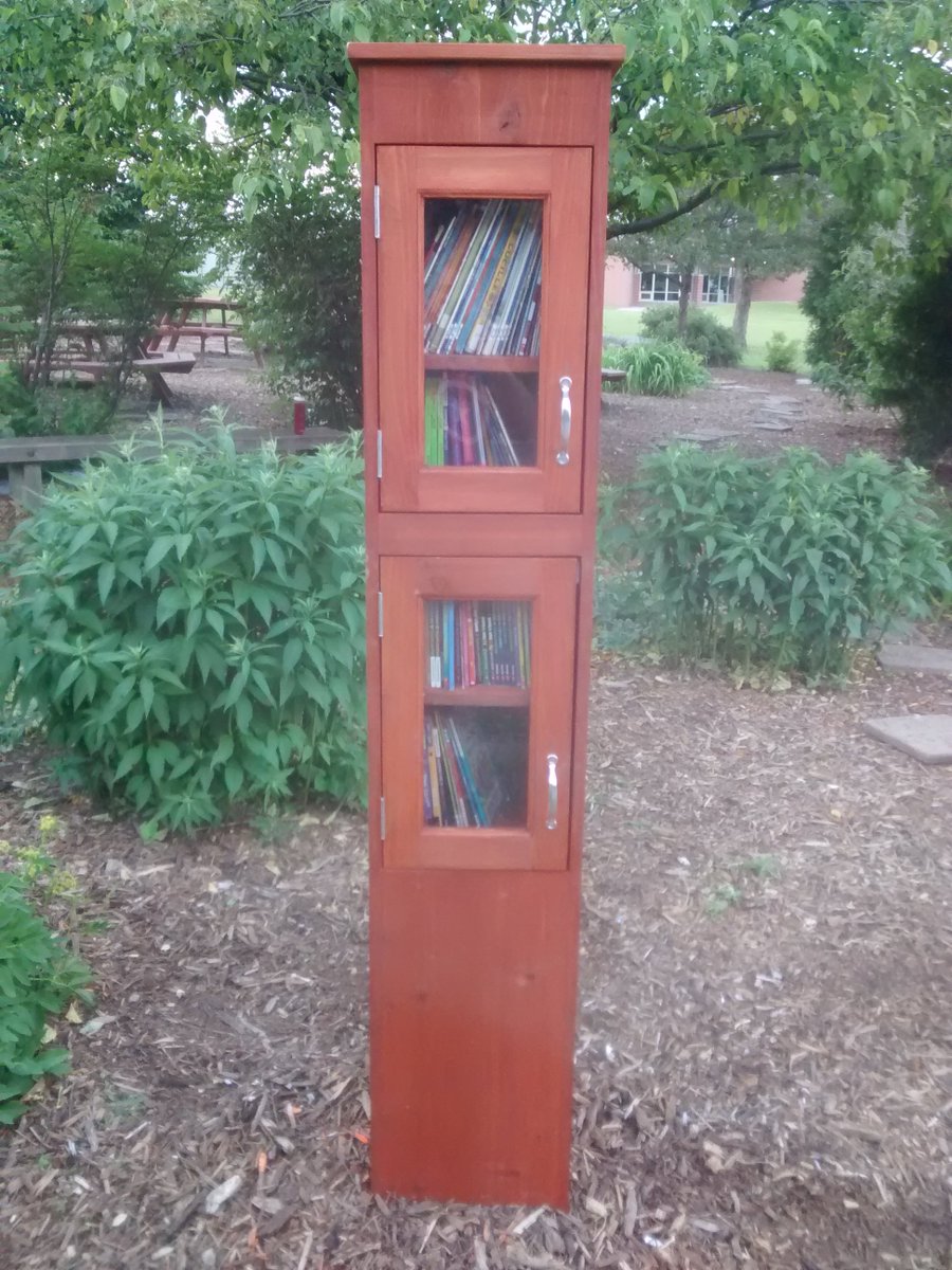 SoWashCoSchools's tweet image. Mrs. Larsen's class at Valley Crossing made a positive impact with a Little Free Library allowing students to stock up on books all summer!