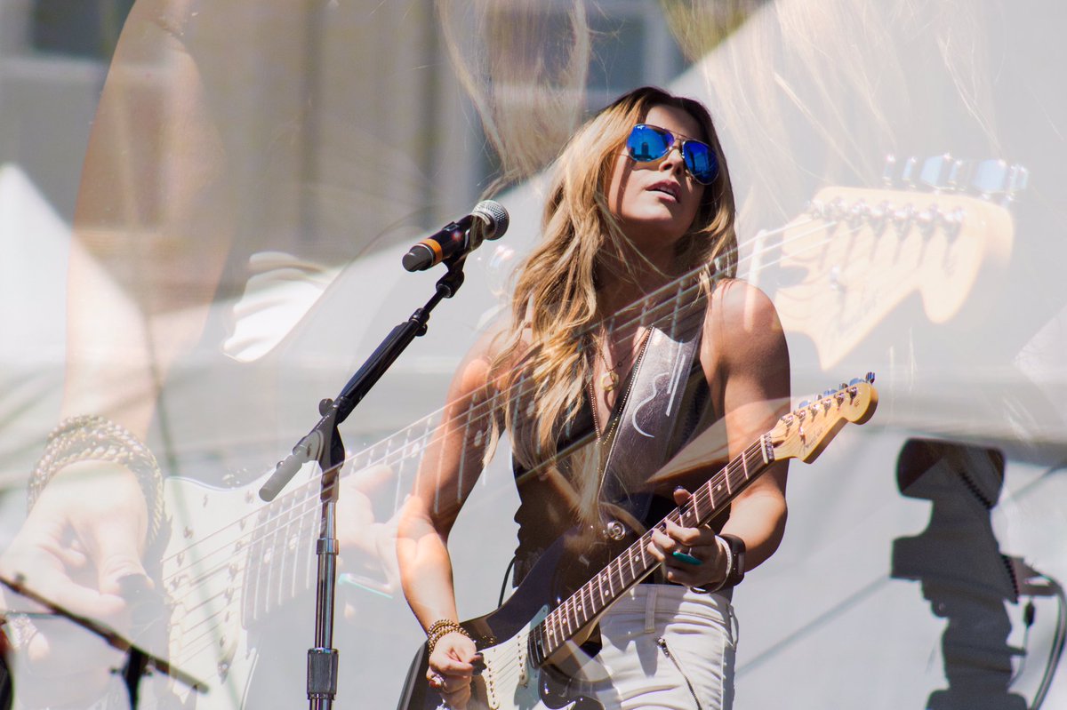 jounimikael_'s tweet photo. She rocks!🎤🎸🥁 @lindsayell #countrymusic #Nashville #NashvilleCMT #CMAFest #CMAFEST2017 #CMAFest17 🤠#CMAawards https://t.co/tg0bhLHLqs