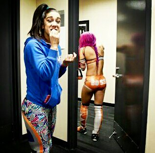 vishva_b2r's tweet photo. @itsBayleyWWE #BayleyDay #HugLife #HuggerGonnaHug 😍😍 @SashaBanksWWE 😉😉😉 https://t.co/mxc01Dipo9