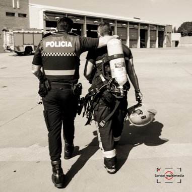 Son los anónimos de nuestra tranquilidad. Padre e hijo, de tal palo tal astilla.
Fantástico regalo de jubilación. #Reportajesdefamilia