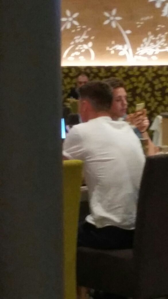 ff_23's tweet photo. @DiMarzio Andrea Pinamonti in cerca di un contratto!? Avvistato in un noto ristorante trentino. #Skycalciomercato https://t.co/nfC79vpSPt