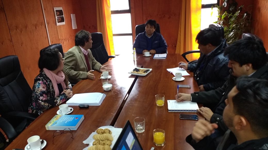 MindepBiobio's tweet photo. Atención Tirúa!! Seremi Leonardo Baño informa a alcalde Adolfo Millabur que fueron seleccionados para asesoría en plan comunal de deportes. https://t.co/ZwxmhozGcr