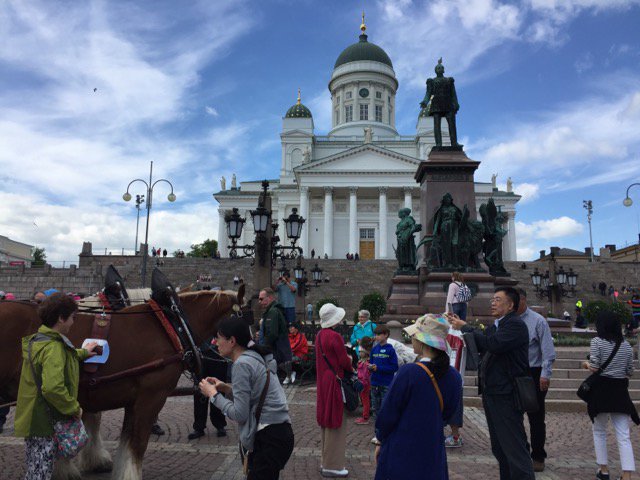 北欧旅行フィンツアー Na Twitteru 今日のヘルシンキはお天気に恵まれポカポカ日和 木々の緑も爽やか ライラックの花も満開 そしていつまでも明るい白夜と気持ちの良い季節です 日の出は3時 日の入りは23時 夜中でも薄明るい幻想的な夏到来 オフィシャル