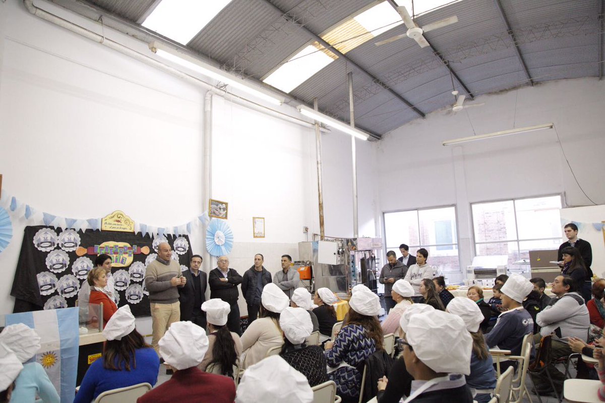 YoSoyMartiniano's tweet photo. #Hoy cierre del curso de panadería en el Centro de Industriales Panaderos #Quilmes https://t.co/7EO86iEzoy