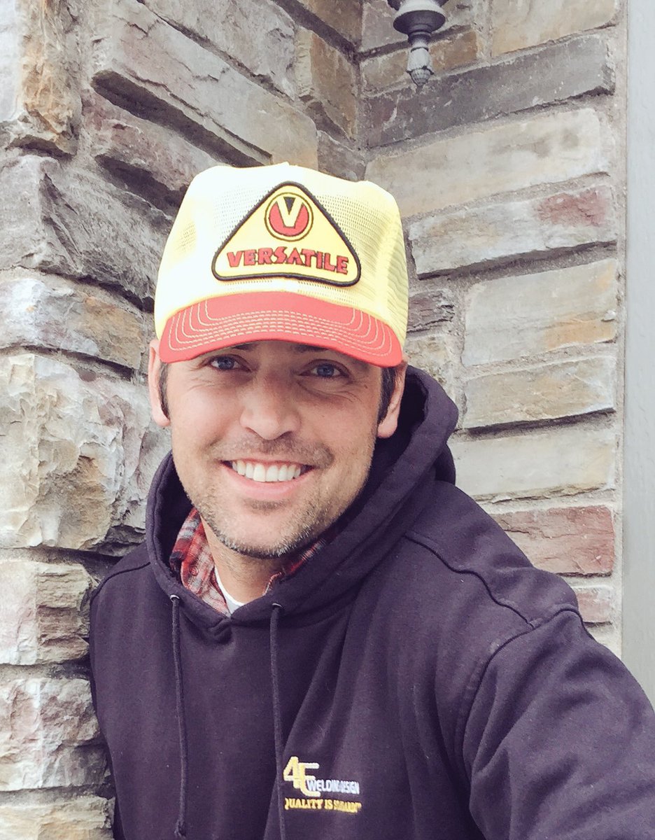 sewellgrainfarm's tweet photo. Rockin' a Versatile cap circa 1960 something...#fullmesh https://t.co/FvmHobisZt