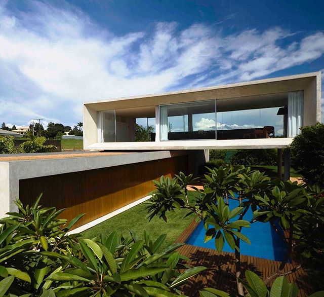 📸 Via <a href="/uberkreative/">UBERKREATIVE</a> - Casa Osler by Studio MK27 &amp; Suzana Glogowski. Location: Brasilia, Brazil. Photography by Pedro Vannucchi.